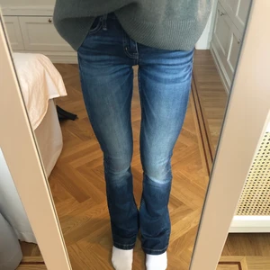 Lågmidjade jeans - Säljer dessa jättesnygga lågmidjade bootcut jeans från crocker då de inte kommer till användning. Aldrig använt.