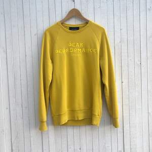 Det är en gul Peak Performance sweatshirt som jag köpte för ungefär 3 år sen. Fint skick, lite använd. Storlek medium. Köpte den för 1000 kr.