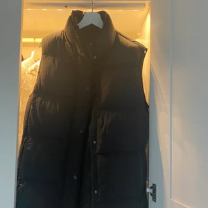 Dunväst från ZARA - Svart dunväst från ZARA, finns inte längre inne (slutsåld), använd 1-2 gånger pga för stor för mig, ny pris 599kr💕