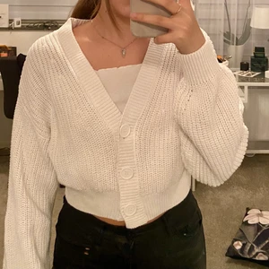 Stickad kofta  - Säljer en stickad kofta från H&M i storlek XS! Den är i mycket bra skick💕köparen står för frakten