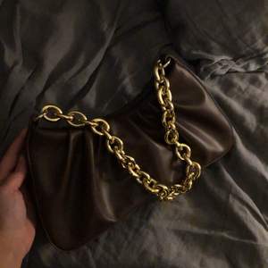 En brun väska med plast kedja i guld, knappt använd 🤎 