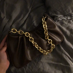 Brun väska  - En brun väska med plast kedja i guld, knappt använd 🤎 
