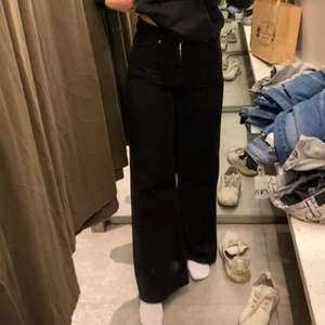 Svarta jeans från Zara som sitter skitfint, wide lef. Köpte de några månader sen, säljer pga de ej passar mer. Nytt pris 399