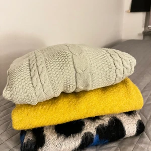 oversized Stickade tröjor(NAKD & DILVIN) -  Ljusgrön kabelsstickad tröja storlek M (NAKD) 50kr Printed leo blå/grå stickad från gina storlek XL 50kr     senapsgul stickad tröja (M/L) 50kr 