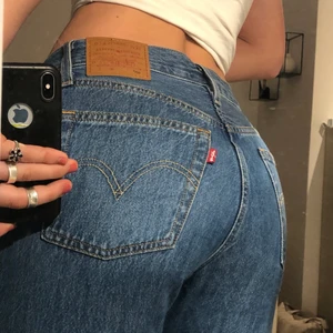 Levi’s jeans  - Ett par supersnygga Levis jeans, 501:or, använda ett fåtal gånger. Nästan som nya. Fråga gärna efter fler bilder.  W 26 L 30