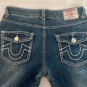 Snygga True Religion jeans - Skit snygga True religion jeans i jätte bra skick! I storlek 28 men säljer då dom inte passar min kroppstyp. Passar en S-M och inga defekter! Öppen för byte mot ett annat far True religion i större storlek! Kontakta för mer info🥰