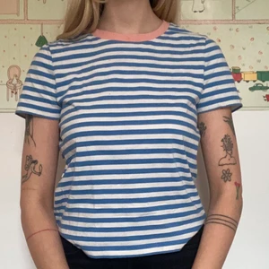 Randig t-shorts från & Other Stories - Jättebra kvalitets-tshirt från & Other stories ! Svårt att fånga de fina färgerna på bild! Pastellerosa krage och ljusblå ränder. Nästan oanvänd. 