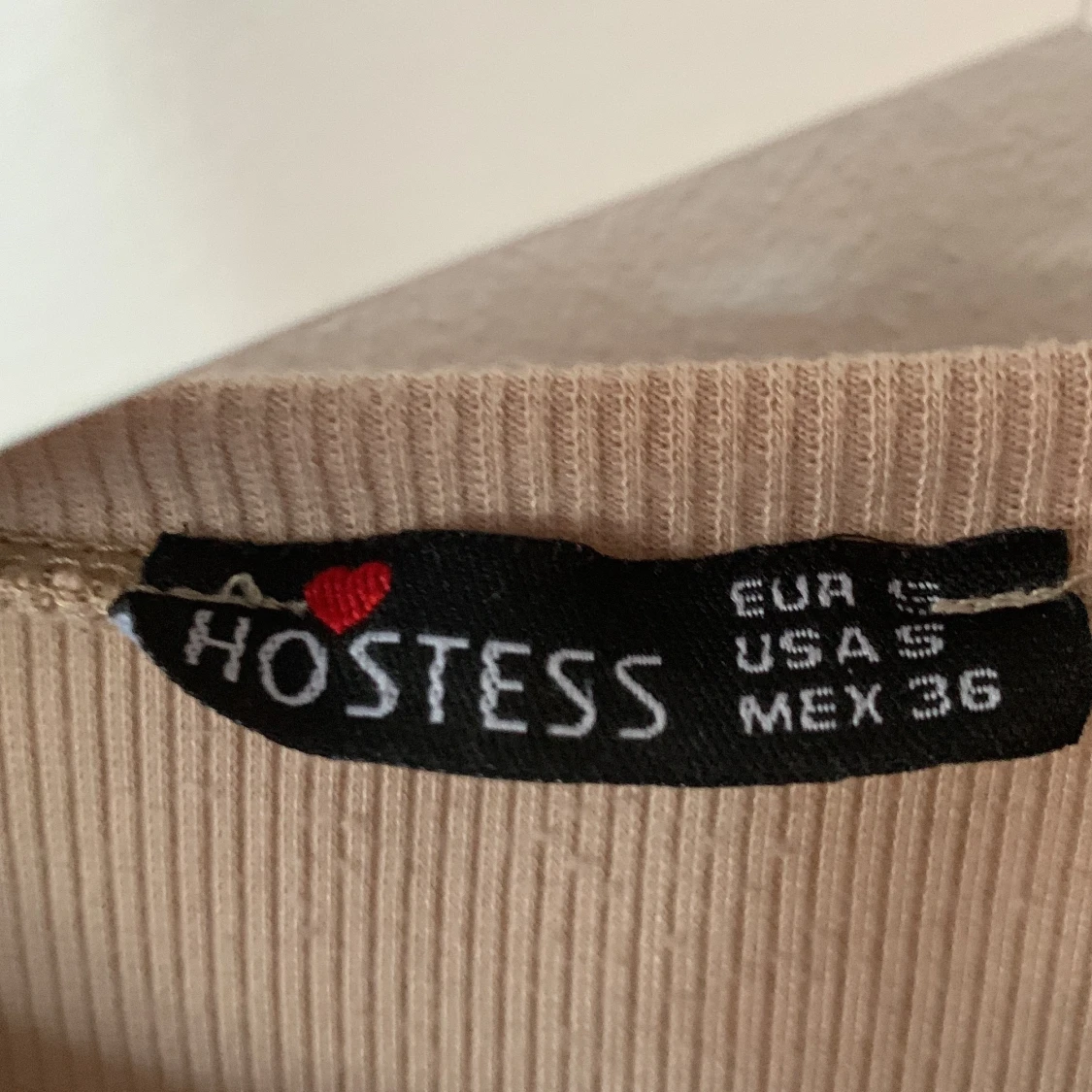 Beigefärgad crop top  - 90