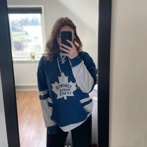 Vintage hoodie  - Inköpt för ett antal år sedan men fint skick!! Kostar 85$ ny.. buda 🥰 