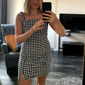 Rutig klänning   - Söt klänning i storlek M:) Köpt i sommars och använd ett fåtal gånger, så som i nyskick! Superfin med strumpbyxor nu i vinter