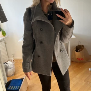 Grå höstjacka - Jätte fin grå höstjacka från hm som är slutsåld. Knappt använd och köpt förra året. Jackan är i fleecematerial och i mycket gott skick. Normallängd. Säljer för 150 + frakt. 