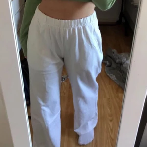 Mjukisbyxor  - Vita Mjukisbyxor från Brandy Melville, nya och helt oanvända! 
