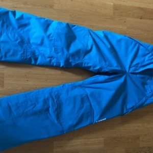 Blåa termobyxor - Ett par blåa termobyxor från Everest i storlek 146💙