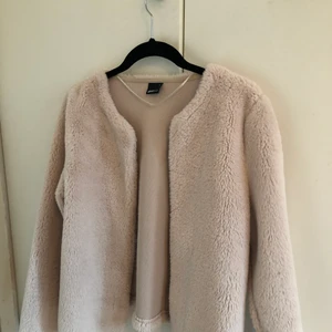 Supermysig jacka - Säljer nu min jacka från Gina Tricot i ett superskönt material.