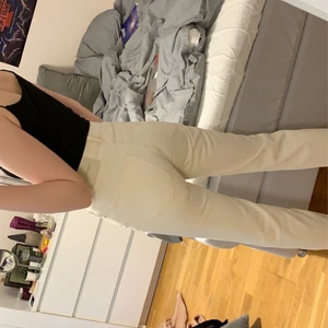 Raka och långa jeans med slits - Jättesnygga beiga jeans som är långa!! Jag är 178 och de är långa på mig. Köpt på pull&bear. Råkade köpa de för små och glömde lämna tillbaka dem, har bara använt jeansen en gång☺️