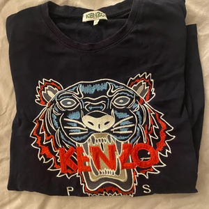 Kenzo tröja - En så fin Kenzo t-shirt! Den är såklart äkta! Storlek Small (man)! Den är i jättefint skick! Kolla in mina andra annonser!