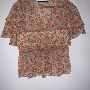 Blommig blus - Blommig blus från zara. Fint skick!