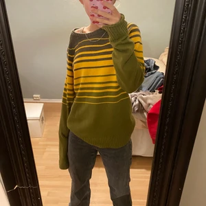 Randig tröja  - Jätte fin randig vintage tröja som jag köpt secondhand i storlek M men jag på bilden är xs/s🌸