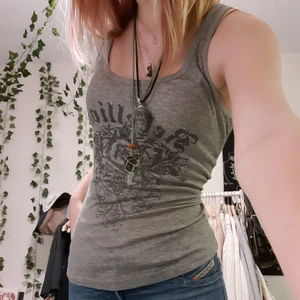 Grått linne - Cool grått linne med tryck som jag köpt second hand. Sjukt snyggt men kommer tyvärr aldrig till andvändning. Köparen står för frakten 