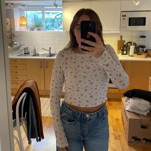 Blommig topp - Jättesöt blommig tröja med spets vid kragen🌺 Storlek S, använd max 2 gånger! 50kr + frakt 