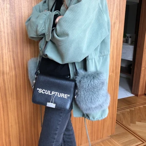 Off white väska - Säljer denna sjukt snygga off white väska då den inte kommer till användning längre. Väskan är köpt från farfetch och finns inte att köpa längre. Väskan är i jättefint skick! Tyvärr försvann lådan och dustbagen i flytten:( nypris på väskan är 14240kr. Köpte väskan för ca 2 år sen.💞 skriv för fler bilder! PRIS KAN ABSOLUT DISKUTERAS❤️