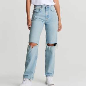 Säljer nu mina sparsamt använda 90’s high waist jeans i storlek 36 passar ungefär w26-27. Endast använda ett fåtal gånger och ser ut precis som nya! Köpes direkt för 200kr, först till kvarn!💜