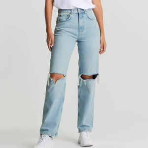 90’s high waist jeans - Säljer nu mina sparsamt använda 90’s high waist jeans i storlek 36 passar ungefär w26-27. Endast använda ett fåtal gånger och ser ut precis som nya! Köpes direkt för 200kr, först till kvarn!💜