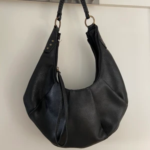 Handväska - Jättefin handväska som inte kommer till användning!🥰 tyget inuti är trasigt men går lätt att sy ihop om man vill!