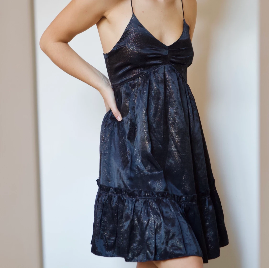 SVART KLÄNNING MED GULD - 91