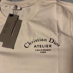 HELT NY, Christian dior t-shirt i storlek M (kinesiska storlekar är små, så jag upplever att den motsvarar en storlek .S)