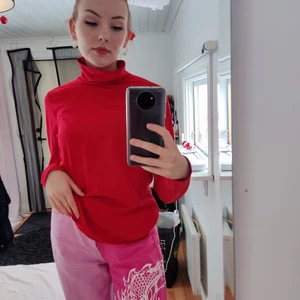 Super skön tröja med en stark röd färg - Super bekväm tröja som inte sitter för tajt. Skriv om ni har fler frågor 💕