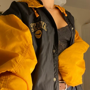 nike varsity jacket - säljer denna varsity/collage jackan från nike då jag tyvärr inte får användning för den! bra skick, men använd! storlek L! skriv för fler bilder 💛💛