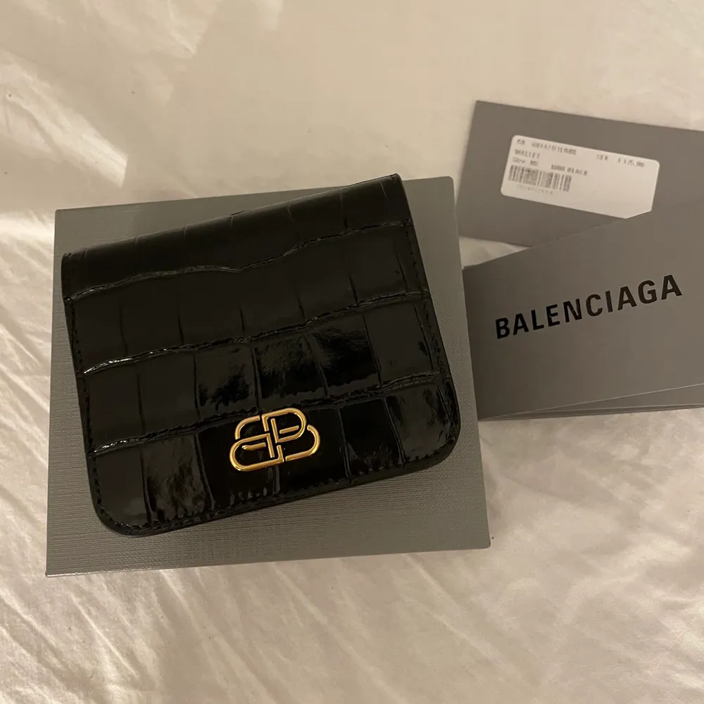 Balenciaga plånbok köpt från NK i Stockholm. Nypris 3175:- men säljer för 900:- Köpt denna sommar och knappt kommit till användning. . Övrigt.