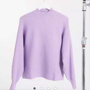 Sweatshirt - Jättefin tröja från Bershka. Materialet är väldigt skönt och stretchigt. Är i väldigtbra skick. Tröjan passar S-M.