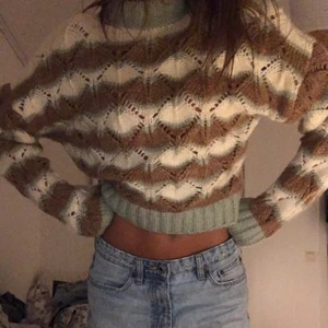 Zara stickad tröja strl S - Mönstrad stickad tröja med långa mysiga ärmar. Andvänd 1 gång och har inga fläckar, slitningar, hål.