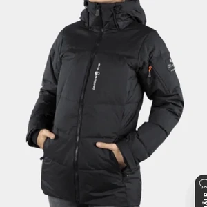 Sail racing jacka unisex - Säljer nu min sail jacka eftersom den knappt har kommit till användning. Köptes 2020 för ca 2500kr. Är i toppskick. Funkar för både killar och tjejer! Kan skicka fler bilder om de önskas💕💕👍🏼