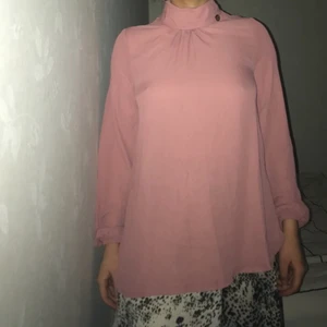 Rosa stilren chiffong tunika - Aldrig använd med prislapp på. Passar xs/s