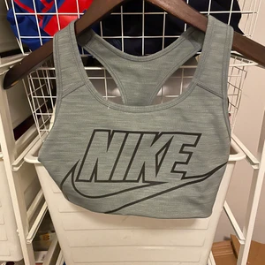 Sport BH - Nike sportbh. Aldrig använd för liten. Storlek S. Inga extra bilder kommer att tas pga. Oseriösa köpare. Kan mötas i Sthlm annars står köparen för frakt.