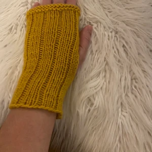 Stickad torgvantar  - 20cm lång