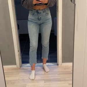 Zara EU34 - ett par riktigt snygga ljusblåa jeans ifrån Zara EU 34☺️ köpta för några år sedan lite korta på mig och är 170! 100kr+frakt. Skriv vid intresse eller frågor!💖💝