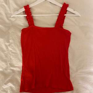 Ribbat jättefint rött linne i strl S❤️ Axelbanden är veckade och ganska breda, superfint till en enfärgad kjol eller ett par jeans!