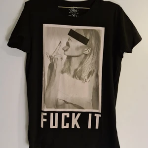 Cool T-shirt  - Väldigt skönt stretch tyg. Passar S/M 