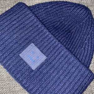Äkta acne mössa! Mörkblå!!!! - Säljer nu min mörkblå acne mössa från acne studios! Inköpt 2019! Inget kvitto kvar dessvärre. Pris kan diskuteras vid snabb affär. Frakt står köparen för, skickar med postnord (spårbar frakt) 💓💓💓🌸🌸🌸 