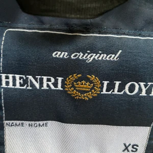 Henri lloyd jacka XS - En rödvit seglarjacka som har några år på nacken men är i fint skick, jackan har några små fläckar på sig men inte så synliga. Storleken är XS 