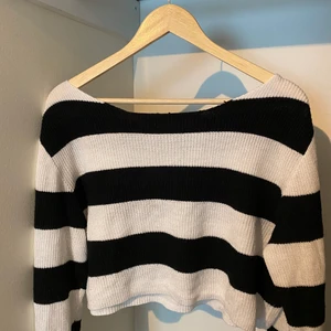 Randig tröja - Urringad randig tröja från hm. Använd fåtal gånger men bra skick. Tyvärr vet jag ej storleken men passar storlek Xs-L. Jag själv är 169cm och den passar super!