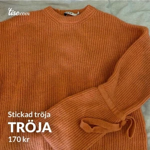 Stickad tröja  - Jättefin orange stickad tröja med knyt detaljer på armen från nakd. Mer lik färgen på första bilden. Köpt någon gång förra året men inte använd så ofta som den förtjänar tyvärr. Storlek S. Frakt tillkommer. 