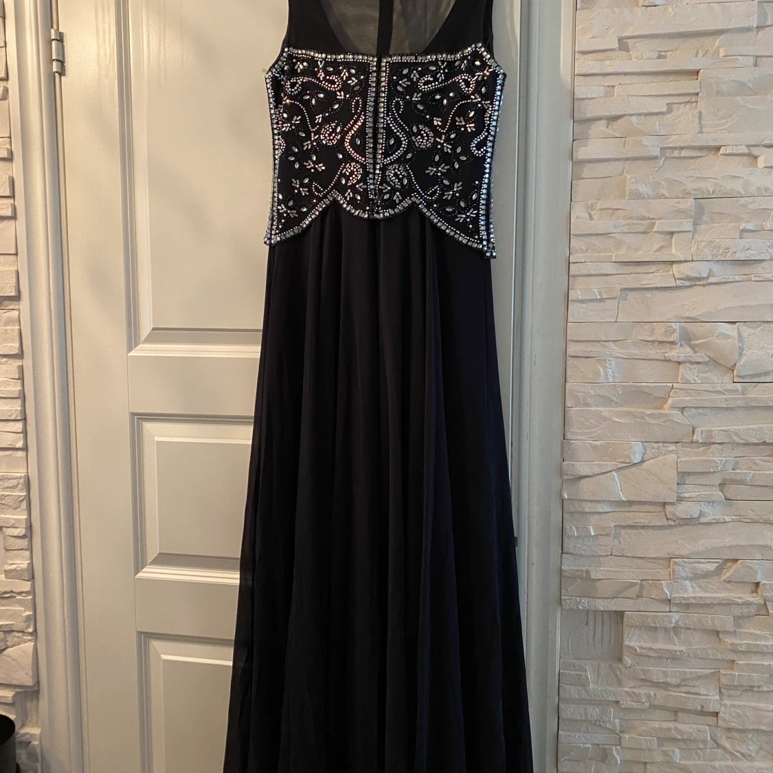 En lång svart klänning med pärl detaljer - 90