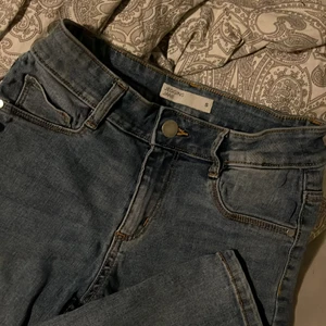 Skinny jeans  - Säljer ett par ljus blåa skinny jeans från från Ginatricot använda Max 5 gånger. Nypris 299 kanske