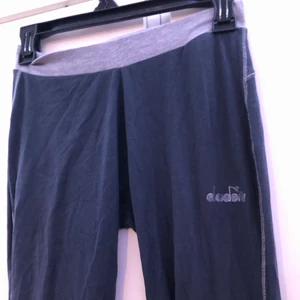 Gråa träningsbyxor  - Gråa super sköna träningsbyxor 