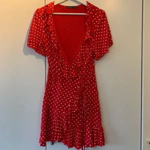 Röd prickig klänning  - Röd prickig klänning. Storlek 36/38. Stretchig passform. 